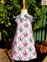 Load image into Gallery viewer, Retro PUPPIES Pinafore SIZE 5. 💐 FREE Leggings!